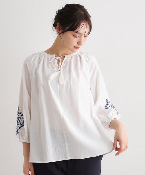 LAURA ASHLEY（ローラアシュレイ）の「【コットン100％／7分袖／4colors】フォスコット ダマスク柄 刺繍ブラウス（シャツ/ブラウス・レディース・ホワイト/ネイビー/サックスブルー/ライトオレンジ系・38）」の2枚目の写真