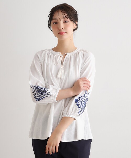 LAURA ASHLEY（ローラアシュレイ）の「【コットン100％／7分袖／4colors】フォスコット ダマスク柄 刺繍ブラウス（シャツ/ブラウス・レディース・ホワイト/ネイビー/サックスブルー/ライトオレンジ系・38）」の5枚目の写真
