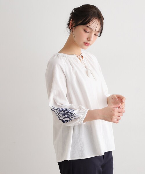 LAURA ASHLEY（ローラアシュレイ）の「【コットン100％／7分袖／4colors】フォスコット ダマスク柄 刺繍ブラウス（シャツ/ブラウス・レディース・ホワイト/ネイビー/サックスブルー/ライトオレンジ系・38）」の6枚目の写真