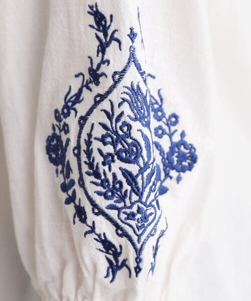 LAURA ASHLEY（ローラアシュレイ）の「【コットン100％／7分袖／4colors】フォスコット ダマスク柄 刺繍ブラウス（シャツ/ブラウス・レディース・ホワイト/ネイビー/サックスブルー/ライトオレンジ系・38）」の8枚目の写真