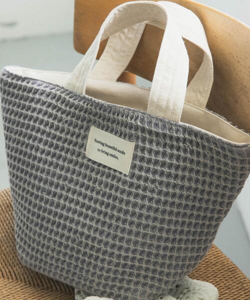 URBAN RESEARCH DOORS（アーバンリサーチドアーズ）の「『別注』beej×DOORS　ワッフルトートバッグ（トートバッグ・レディース・オフホワイト/グレー・ONE）」の7枚目の写真