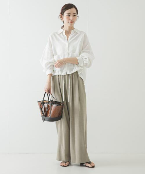 URBAN RESEARCH(アーバンリサーチ)の「ラミーレーヨンワイドショートシャツ(シャツ/ブラウス・レディース・オフホワイト/ネイビー/レッド系その他・FREE)」の7枚目の写真