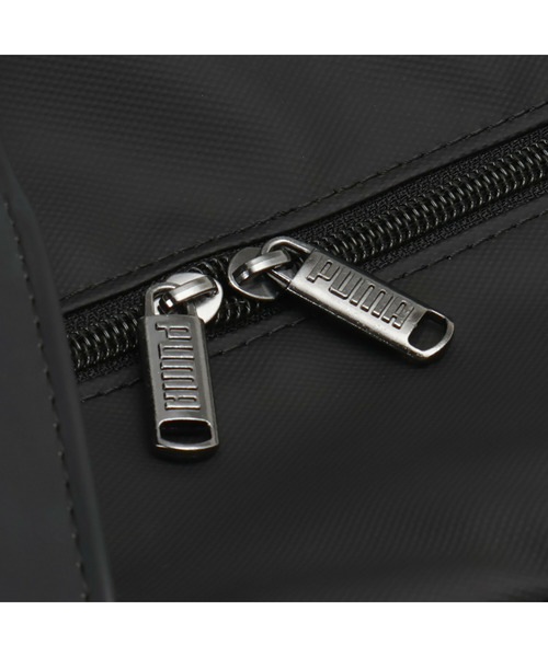 PUMA(プーマ)の「PUMA プーマ ユニセックス ゴルフ ベーシックロゴ ボストンバッグ 30L(ボストンバッグ・メンズ・ブラック×レッド・フリー)」の3枚目の写真
