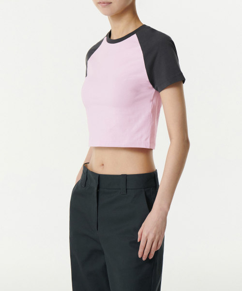 MUSINSA STANDARD WOMAN（ムシンサスタンダードウーマン）の「ウィメンズスリムクロップラグランTシャツ[ペイルピンク/ダークグレー]（Tシャツ/カットソー・レディース・その他・SMALL/MEDIUM/LARGE）」の2枚目の写真