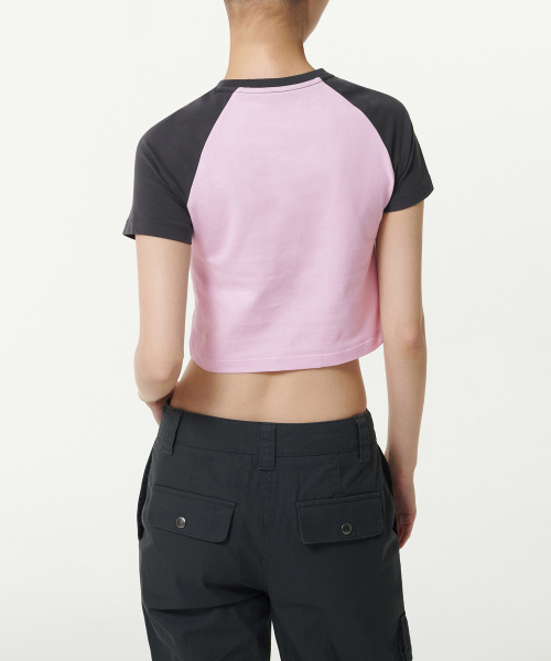 MUSINSA STANDARD WOMAN（ムシンサスタンダードウーマン）の「ウィメンズスリムクロップラグランTシャツ[ペイルピンク/ダークグレー]（Tシャツ/カットソー・レディース・その他・SMALL/MEDIUM/LARGE）」の3枚目の写真