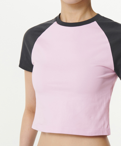 MUSINSA STANDARD WOMAN（ムシンサスタンダードウーマン）の「ウィメンズスリムクロップラグランTシャツ[ペイルピンク/ダークグレー]（Tシャツ/カットソー・レディース・その他・SMALL/MEDIUM/LARGE）」の4枚目の写真