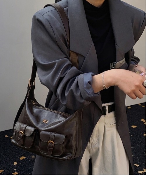 FREE STYLISTS(フリー スタイリスト)の「Y2K 横長 多収納 ショルダーバッグ 大容量バッグ 通勤用(ショルダーバッグ・レディース・ブラック/ダークブラウン・FREE)」の17枚目の写真