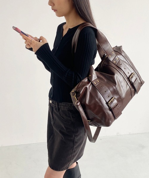LA VORAGINE(ラ ヴォラジネ)の「スタッズ フェイクレザー 2WAY ボストン バッグ(ボストンバッグ・レディース・ブラック/ダークブラウン・FREE)」の14枚目の写真