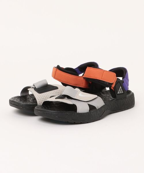 NIKE(ナイキ)の「NIKE ナイキ ACG AIR DESCHUTZ+ ACG エア DESCHUTZ+ MDO8951 002LTIROR/RSTOX(サンダル・メンズ・グレー・24.0cm/29.0cm/28.0cm/27.0cm/26.0cm/25.0cm)」の1枚目の写真