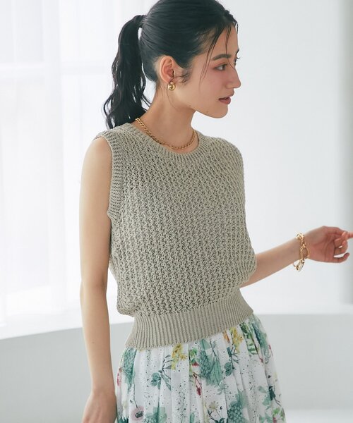 La boutique BonBon(ラブティックボンボン)の「【美人見えカジュアル】コンパクトノースリニット(ニット/セーター・レディース・レッド/グレイッシュベージュ/ホワイト・FREE)」の3枚目の写真