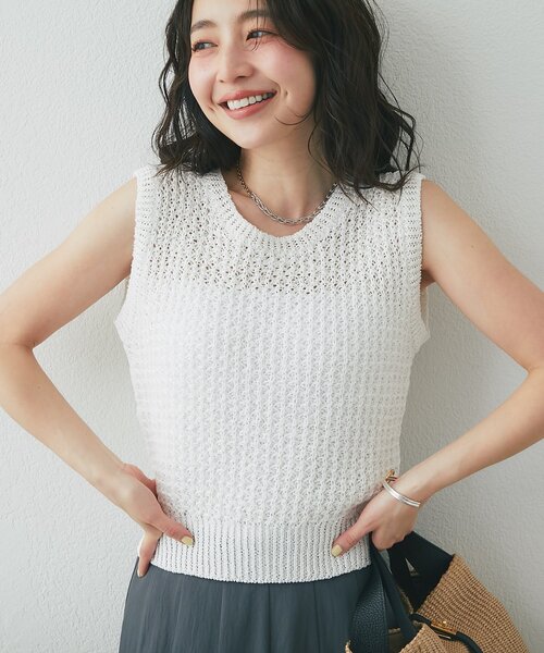 La boutique BonBon(ラブティックボンボン)の「【美人見えカジュアル】コンパクトノースリニット(ニット/セーター・レディース・レッド/グレイッシュベージュ/ホワイト・FREE)」の4枚目の写真