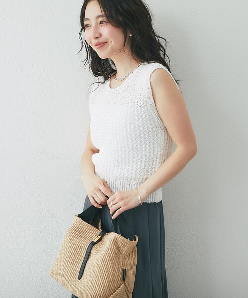 La boutique BonBon(ラブティックボンボン)の「【美人見えカジュアル】コンパクトノースリニット(ニット/セーター・レディース・レッド/グレイッシュベージュ/ホワイト・FREE)」の6枚目の写真