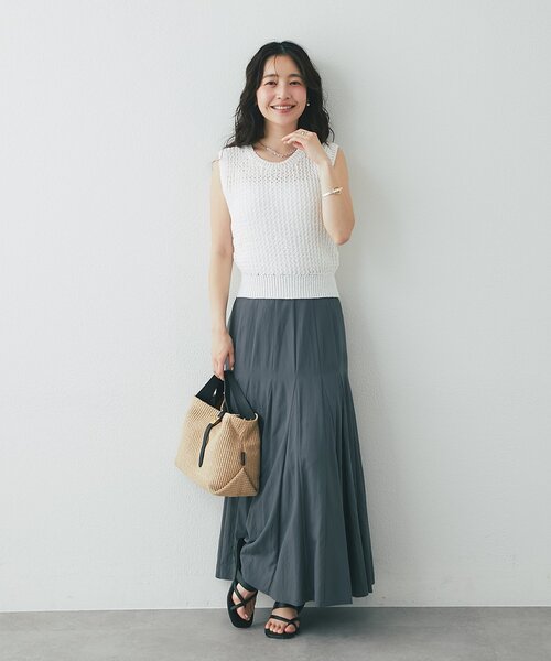 La boutique BonBon(ラブティックボンボン)の「【美人見えカジュアル】コンパクトノースリニット(ニット/セーター・レディース・レッド/グレイッシュベージュ/ホワイト・FREE)」の8枚目の写真