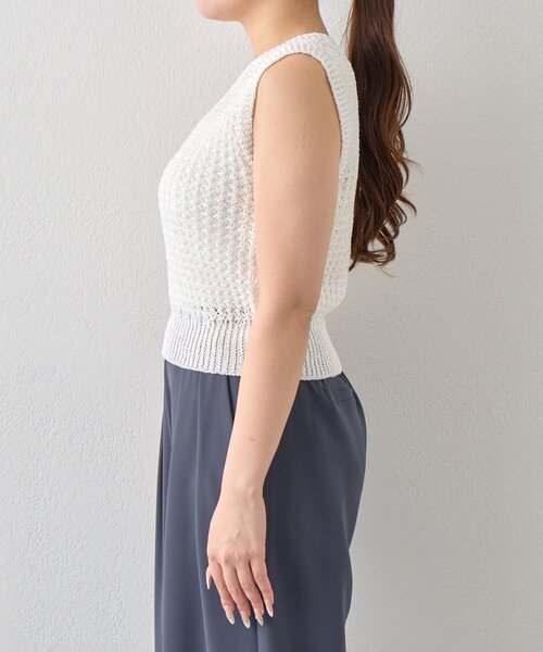 La boutique BonBon(ラブティックボンボン)の「【美人見えカジュアル】コンパクトノースリニット(ニット/セーター・レディース・レッド/グレイッシュベージュ/ホワイト・FREE)」の12枚目の写真