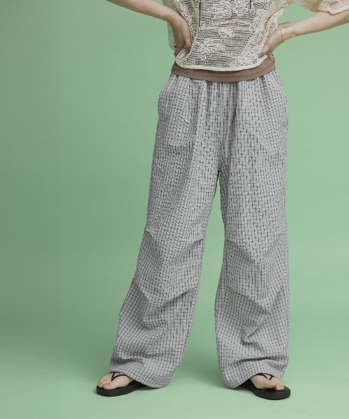 W:Huku(フーク)の「チェック サッカー レイヤード イージーパンツ / Checkered Layered Easy Pants(その他パンツ・レディース・グレー/ブルー/アイボリー・FREE)」の4枚目の写真