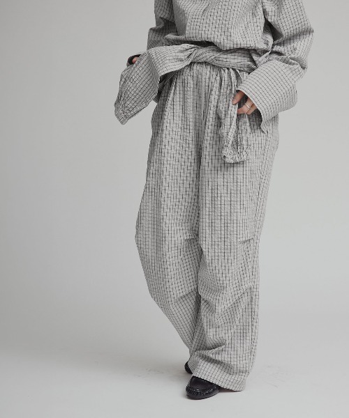 W:Huku(フーク)の「チェック サッカー レイヤード イージーパンツ / Checkered Layered Easy Pants(その他パンツ・レディース・グレー/ブルー/アイボリー・FREE)」の5枚目の写真