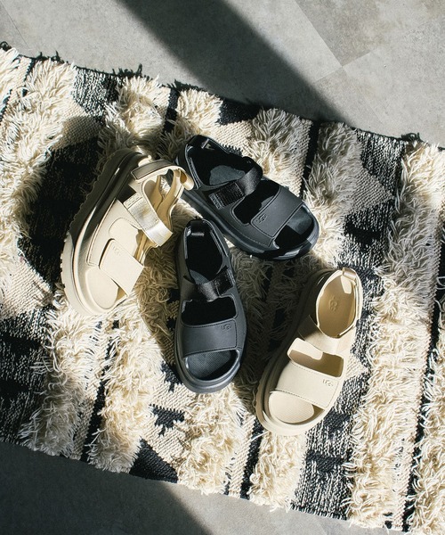 UGG(アグ)の「(UGG)W GOLDENGLOW(サンダル・レディース・ベージュ/ブラック・24cm/25cm/23cm)」の3枚目の写真