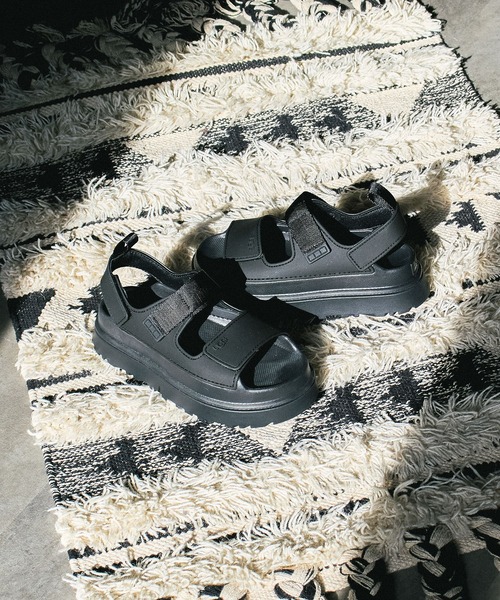 UGG(アグ)の「(UGG)W GOLDENGLOW(サンダル・レディース・ベージュ/ブラック・24cm/25cm/23cm)」の4枚目の写真