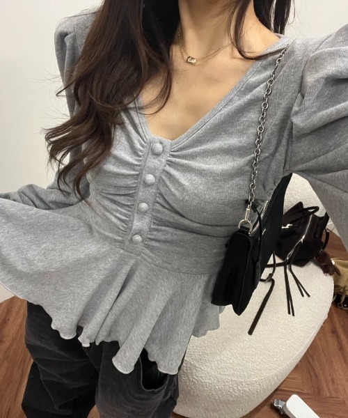 FAVORITO(ファヴォリート)の「長袖Vネックトップス(Tシャツ/カットソー・レディース・ブラック/グレー/オフホワイト/モカ・F)」の1枚目の写真