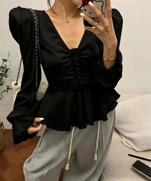 FAVORITO(ファヴォリート)の「長袖Vネックトップス(Tシャツ/カットソー・レディース・ブラック/グレー/オフホワイト/モカ・F)」の3枚目の写真