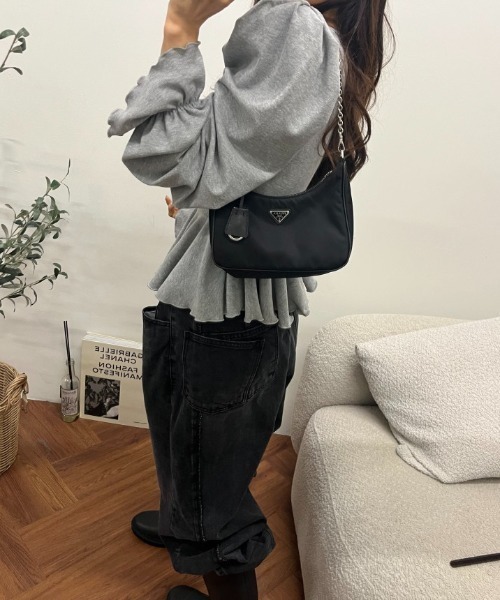 FAVORITO(ファヴォリート)の「長袖Vネックトップス(Tシャツ/カットソー・レディース・ブラック/グレー/オフホワイト/モカ・F)」の8枚目の写真