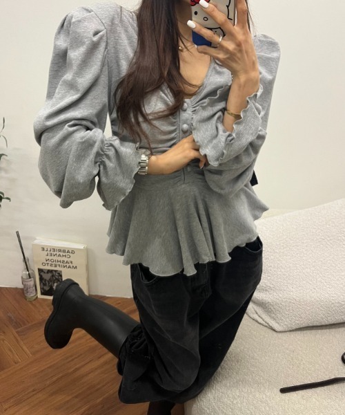 FAVORITO(ファヴォリート)の「長袖Vネックトップス(Tシャツ/カットソー・レディース・ブラック/グレー/オフホワイト/モカ・F)」の13枚目の写真