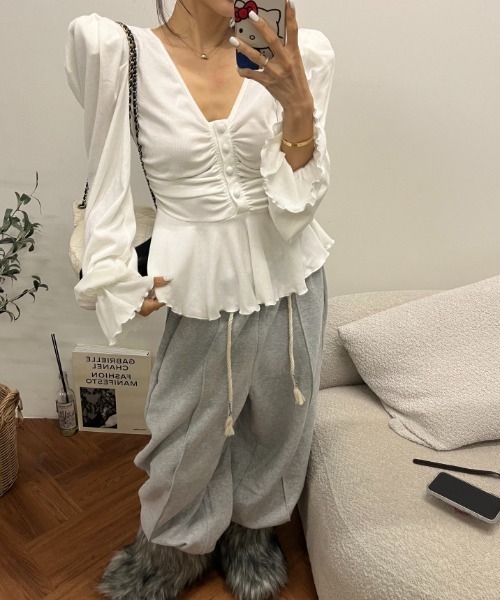 FAVORITO(ファヴォリート)の「長袖Vネックトップス(Tシャツ/カットソー・レディース・ブラック/グレー/オフホワイト/モカ・F)」の22枚目の写真