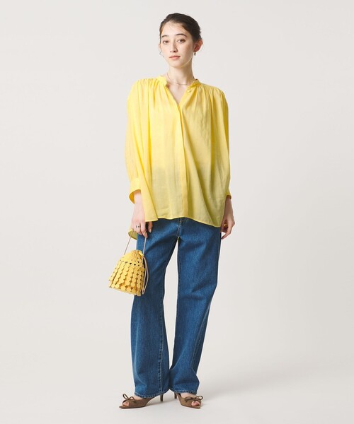 UNITED ARROWS(ユナイテッドアローズ)の「ラミー バンドカラー シャツ ‐ウォッシャブル‐(シャツ/ブラウス・レディース・イエロー/ネイビー・FREE)」の4枚目の写真