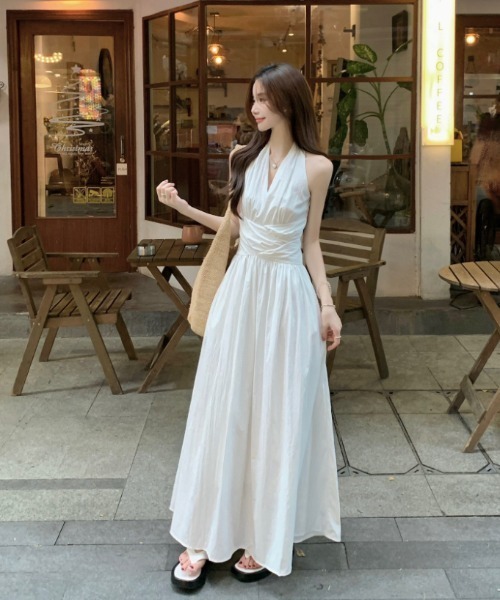 Aelina(エリナ)の「Vネックホルターネックワンピース(ワンピース・レディース・ホワイト/ブラック・FREE)」の3枚目の写真