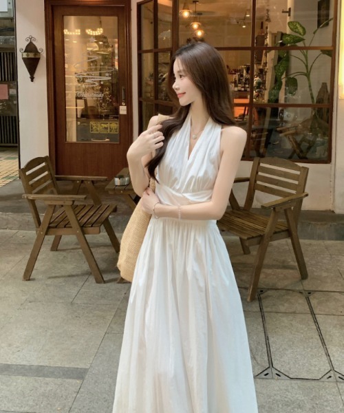 Aelina(エリナ)の「Vネックホルターネックワンピース(ワンピース・レディース・ホワイト/ブラック・FREE)」の5枚目の写真