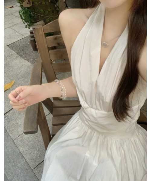 Aelina(エリナ)の「Vネックホルターネックワンピース(ワンピース・レディース・ホワイト/ブラック・FREE)」の8枚目の写真