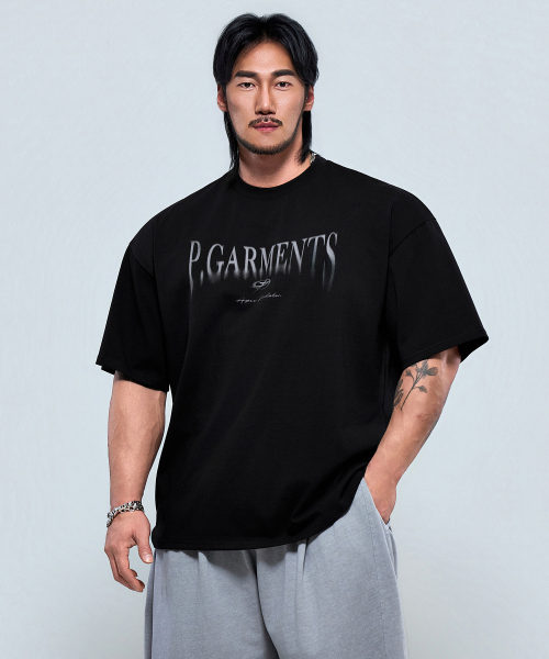 PHYSICAL GARMENTS（フィジカルガーメンツ）の「P2625 フロー ロゴ アドショルダーフィット 半袖 [3COLOR]（Tシャツ/カットソー・メンズ・ホワイト/ブラック/チャコール・MEDIUM/LARGE/X-LARGE/XX-LARGE）」の9枚目の写真