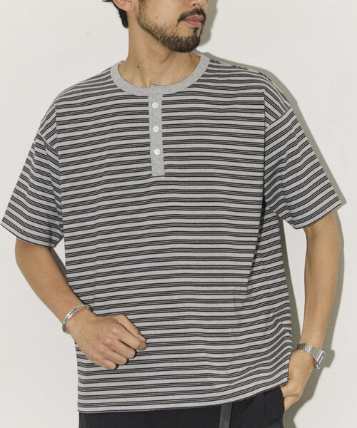 FREAK'S STORE(フリークスストア)の「マルチボーダー ヘンリーネック 半袖Tシャツ(Tシャツ/カットソー・メンズ・グレー/ブラウン・LARGE/MEDIUM)」の11枚目の写真