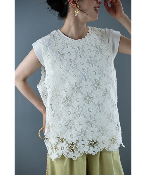 cawaii(カワイイ)の「花に包まれるレイヤードレースタンクトップ(Tシャツ/カットソー・レディース・ブラック/アイボリー・FREE)」の5枚目の写真
