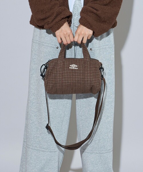 FREAK'S STORE(フリークスストア)の「UMBRO/アンブロ SP flannel Mini Boston Bag/別注 フランネル ミニボストンバッグ(ショルダーバッグ・メンズ・ベージュ/ネイビー/ブラウン/ブラック・ONE SIZE)」の3枚目の写真