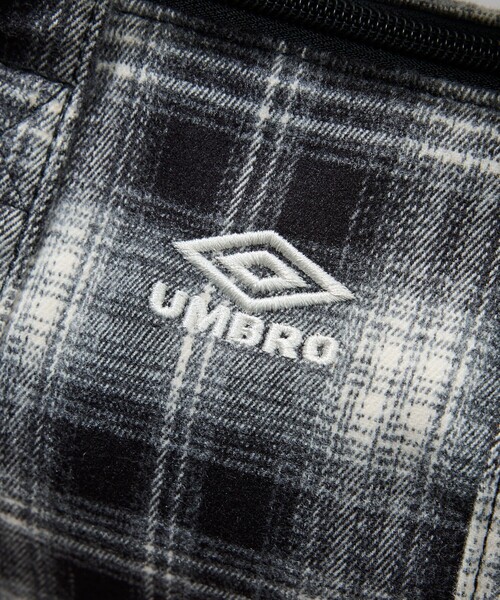 FREAK'S STORE(フリークスストア)の「UMBRO/アンブロ SP flannel Mini Boston Bag/別注 フランネル ミニボストンバッグ(ショルダーバッグ・メンズ・ベージュ/ネイビー/ブラウン/ブラック・ONE SIZE)」の6枚目の写真