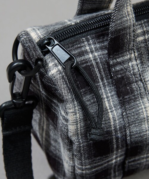 FREAK'S STORE(フリークスストア)の「UMBRO/アンブロ SP flannel Mini Boston Bag/別注 フランネル ミニボストンバッグ(ショルダーバッグ・メンズ・ベージュ/ネイビー/ブラウン/ブラック・ONE SIZE)」の7枚目の写真
