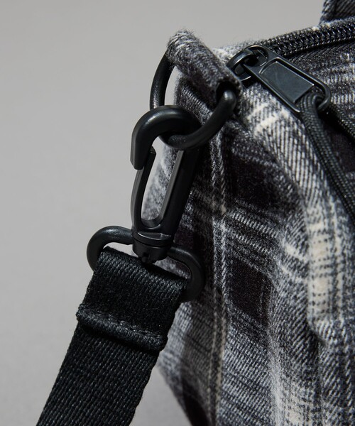 FREAK'S STORE(フリークスストア)の「UMBRO/アンブロ SP flannel Mini Boston Bag/別注 フランネル ミニボストンバッグ(ショルダーバッグ・メンズ・ベージュ/ネイビー/ブラウン/ブラック・ONE SIZE)」の8枚目の写真
