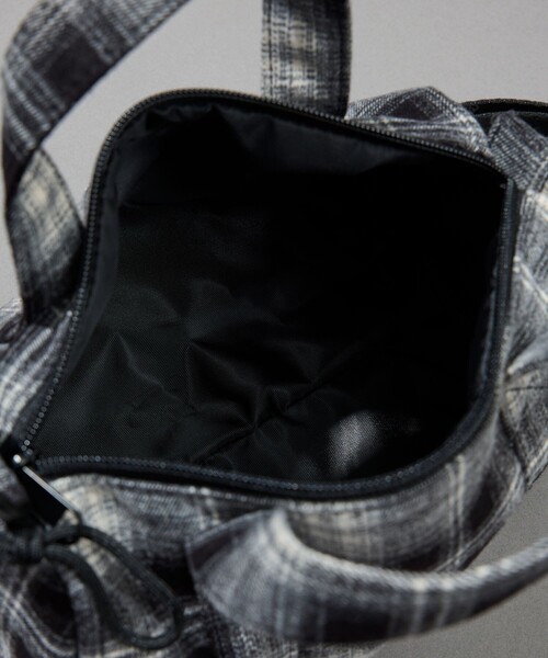 FREAK'S STORE(フリークスストア)の「UMBRO/アンブロ SP flannel Mini Boston Bag/別注 フランネル ミニボストンバッグ(ショルダーバッグ・メンズ・ベージュ/ネイビー/ブラウン/ブラック・ONE SIZE)」の12枚目の写真