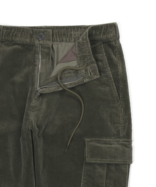 The DUFFER of ST.GEORGE（ザダファーオブセントジョージ）の「【WEB限定アイテム】STRETCH CORDUROY SMART CARGO PANTS：太畝コーデュロイ ストレッチ カーゴパンツ（カーゴパンツ・メンズ・ブラック/チャコールグレー/カーキ・MEDIUM/SMALL/X-LARGE/LARGE）」の11枚目の写真