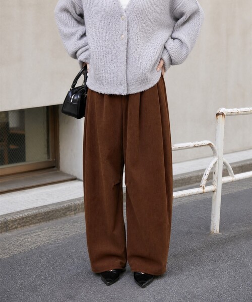 MONO-MART(モノマート)の「コーデュロイ タックバレルレッグパンツ<マシンウォッシャブル・イージーケア・ストレッチ>(その他パンツ・レディース・ネイビー/ベージュ/チャコール/アイボリー/ブラウン・L/M/S)」の8枚目の写真