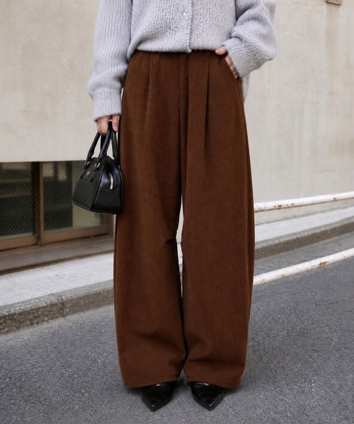MONO-MART(モノマート)の「コーデュロイ タックバレルレッグパンツ<マシンウォッシャブル・イージーケア・ストレッチ>(その他パンツ・レディース・ネイビー/ベージュ/チャコール/アイボリー/ブラウン・L/M/S)」の1枚目の写真