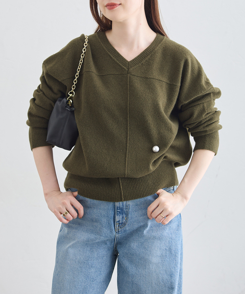 journal standard L'essage(ジャーナルスタンダードレサージュ)の「パールブローチ Vネックプルオーバー(ニット/セーター・レディース・ライトグレー/カーキ・FREE)」の2枚目の写真