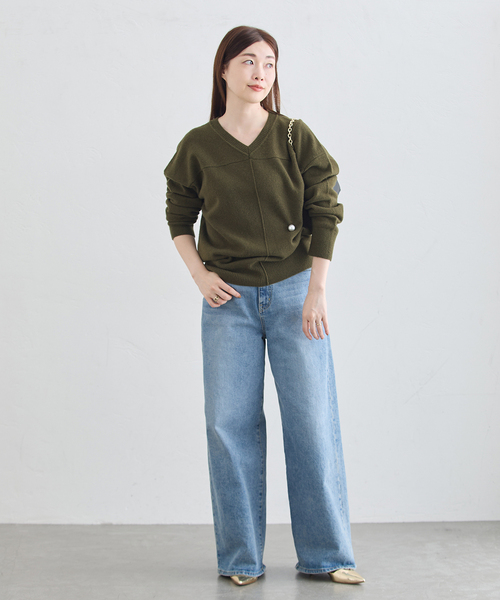 journal standard L'essage(ジャーナルスタンダードレサージュ)の「パールブローチ Vネックプルオーバー(ニット/セーター・レディース・ライトグレー/カーキ・FREE)」の4枚目の写真