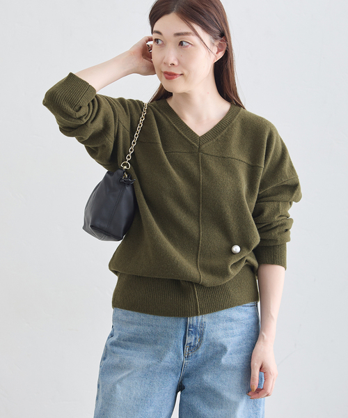 journal standard L'essage(ジャーナルスタンダードレサージュ)の「パールブローチ Vネックプルオーバー(ニット/セーター・レディース・ライトグレー/カーキ・FREE)」の11枚目の写真