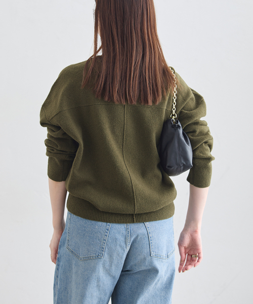 journal standard L'essage(ジャーナルスタンダードレサージュ)の「パールブローチ Vネックプルオーバー(ニット/セーター・レディース・ライトグレー/カーキ・FREE)」の13枚目の写真