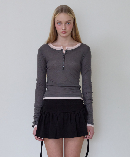ROSEFRANTZ（ロゼフランツ）の「Henley Neck Layered Long Sleeve [Charcoal]（Tシャツ/カットソー・レディース・チャコールグレー・OS）」の2枚目の写真