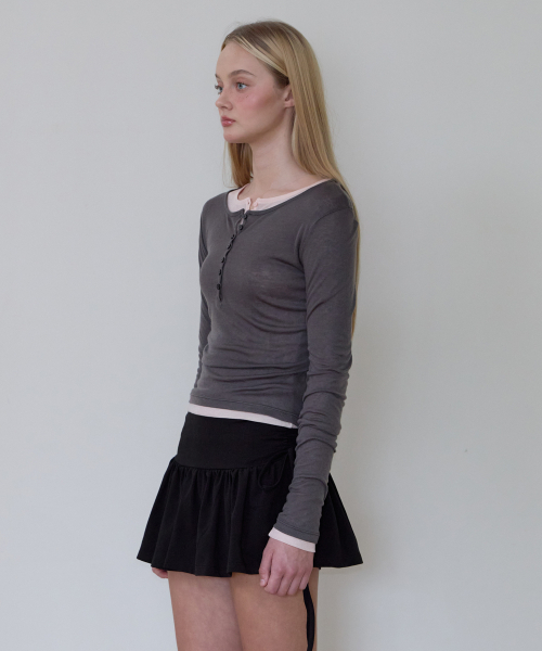ROSEFRANTZ（ロゼフランツ）の「Henley Neck Layered Long Sleeve [Charcoal]（Tシャツ/カットソー・レディース・チャコールグレー・OS）」の3枚目の写真