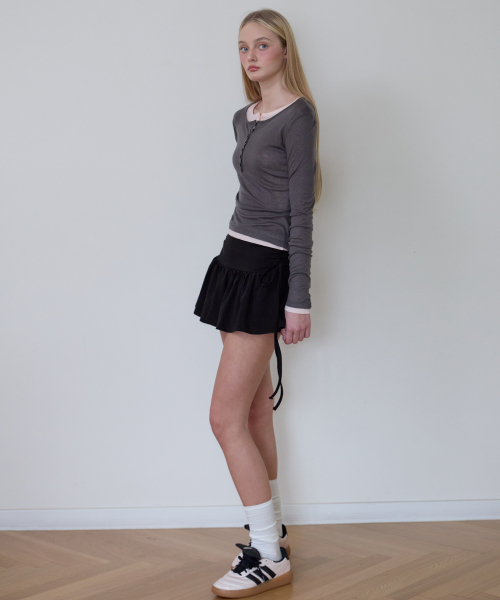 ROSEFRANTZ（ロゼフランツ）の「Henley Neck Layered Long Sleeve [Charcoal]（Tシャツ/カットソー・レディース・チャコールグレー・OS）」の4枚目の写真