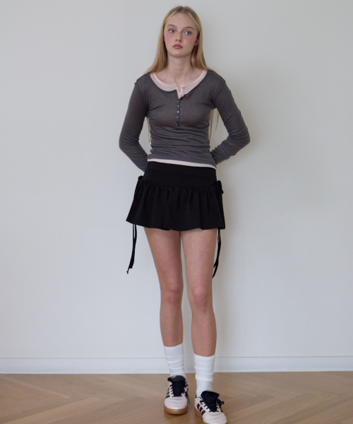 ROSEFRANTZ（ロゼフランツ）の「Henley Neck Layered Long Sleeve [Charcoal]（Tシャツ/カットソー・レディース・チャコールグレー・OS）」の6枚目の写真